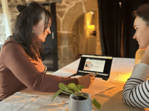 Charlotte travaille avec une collègue